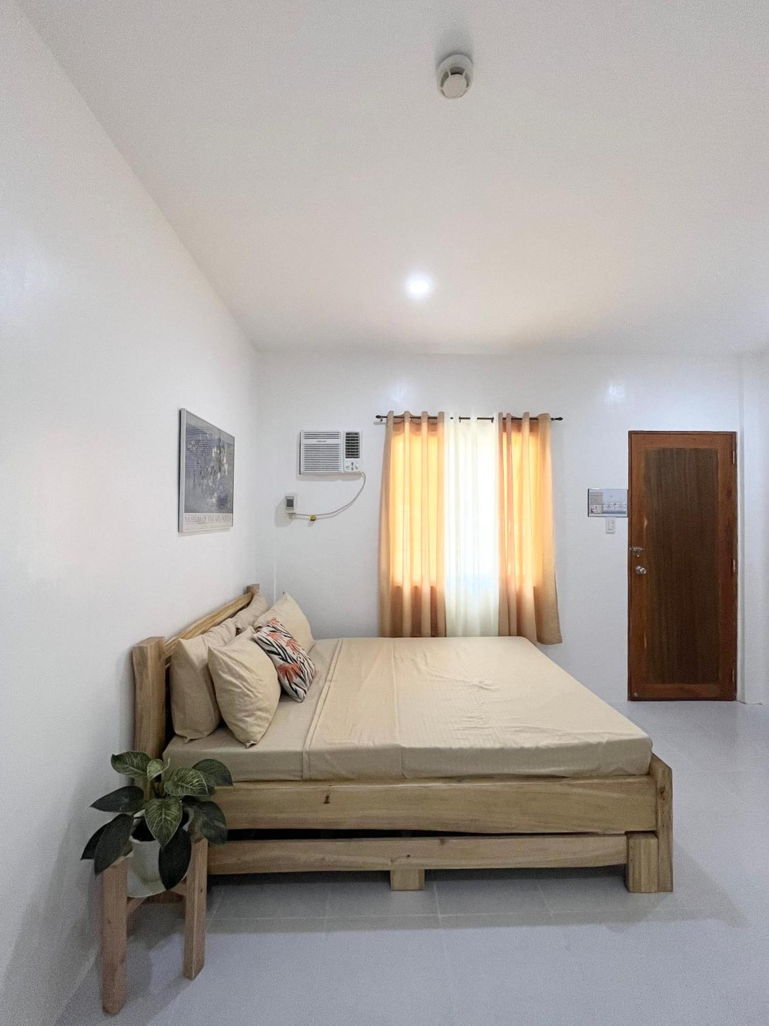 Sunnydale Apartelle -Room Accommodation Near Calatagan Beach Resorts Batangas ภายนอก รูปภาพ
